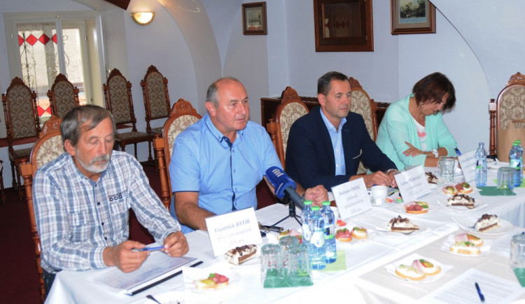 O průběhu odkalení vodárenské soustavy na Českobudějovicku informovali zleva zástupci JVS František Rytíř a Antonín Princ, spolu s Luborem Tomancem a Jitkou Kramářovou ze společnosti ČEVAK