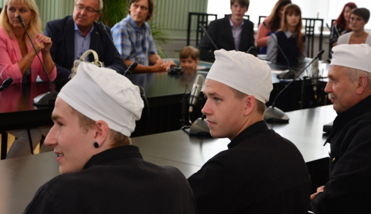 Kominíci ze Střední školy polytechnické v ČB Josef Wágner (vlevo) a Pavel Čada byli mezi oceněnými studenty kraje