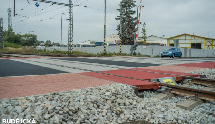 FOTO: Železniční přejezd na Novohradské ulici je opraven, znovu se otevřel automobilům