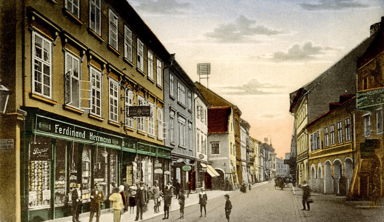 Krajinská třída od ulice Hradební k náměstí. Vlevo dům Ferdinanda Herrmanna, původně purkmistra Františka Josefa Klavíka v místech někdejšího špitálu sv. Václava.