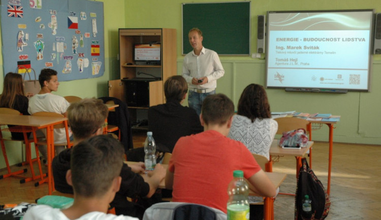 Tiskový mluvčí JE Temelín Marek Sviták se studenty Gymnázia Jírovcova