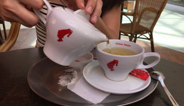 Čaj o páté potěší ženy všech věků v Obchodním centru Čtyři Dvory