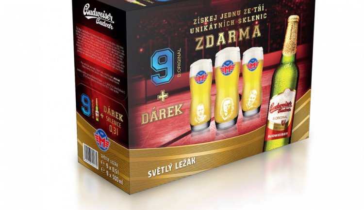 Karton Budějovického Budvaru se sklenicemi hráčů Motoru