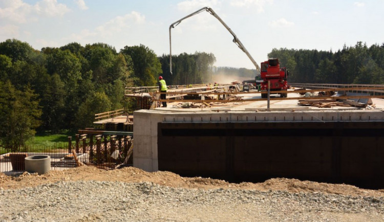 Most přes Kyselou vodu je se svými 200 metry nejdelším mostem na stavbě dálnice D3 v úseku Úsilné – Borek