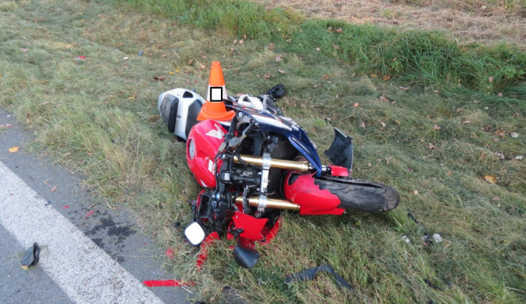 Mladý motocyklista zřejmě nevěnoval pozornost dění na silnici, utrpěl vážná zranění