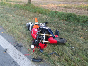 Mladý motocyklista zřejmě nevěnoval pozornost dění na silnici, utrpěl vážná zranění