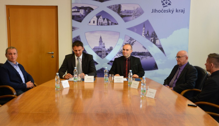 Hejtman Jiří Zimola a rektor Marek Vochozka při podpisu memoranda o spolupráci