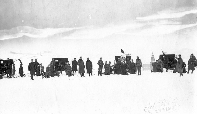 Českoslovenští dělostřelci v palebném postavení nad Českým Krumlovem 29. listopadu 1918