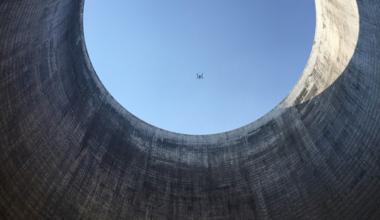 Mimo chladicí věž vzlétl dron až na třetí pokus