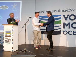 Předávání cen - francouzský režisér Michael Pitiot a prezident festivalu Steve Lichtag