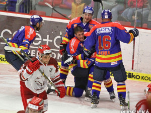 Emoce českobudějovických hokejistů po vyrovnávací trefě Jakuba Babky