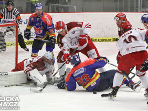 Hostující Jakub Matyáš s Petrem Kankem se snaží zabránit ve skórování Lukáši Květoňovi
