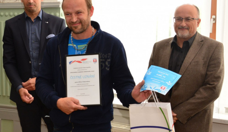 Hejtman Jihočeského kraje Jiří Zimola ocenil fotbalistu Jiřího Pokorného za záchranu lidského života během fotbalového zápasu