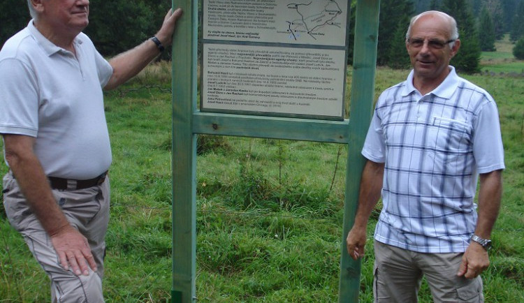 Jaroslav Petrovič (vlevo) a Jaroslav Hasil u informačního panelu