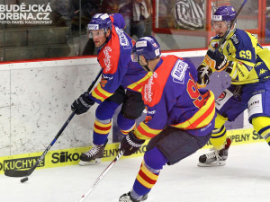 Suchánek uniká podél mantinelu Popelkovi