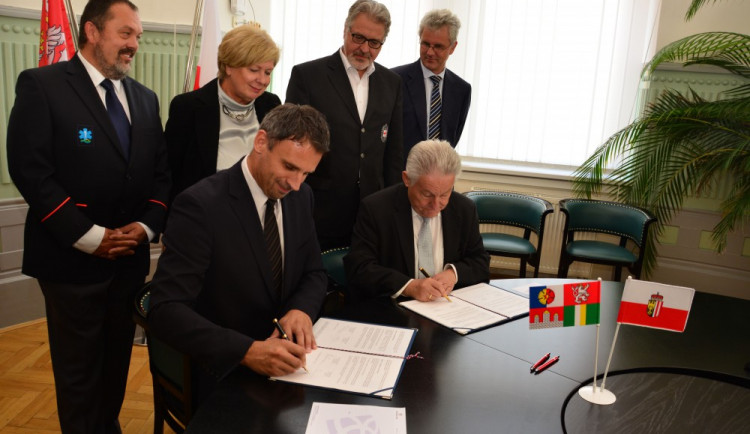 Memorandum o spolupráci záchranných služeb na jihu Čech a v Horních Rakousích dnes podepsali hejtman Jiří Zimola a jeho hornorakouský protějšek Josef Pühringer.