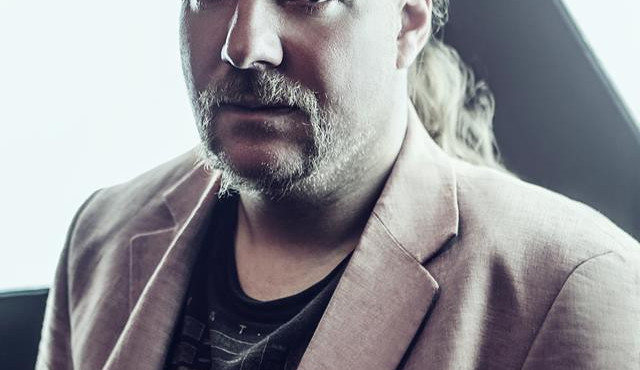 Petr Junek uzavírá apokalyptickou trilogii. Ve čtvrtek pokřtí knihu Hypnosis – Třetí velká destrukce