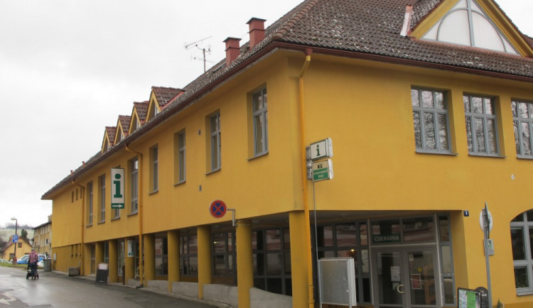 Před infocentrem hra začíná