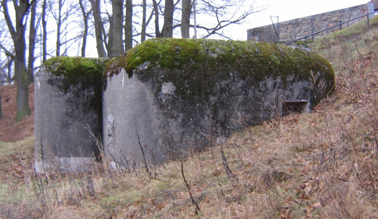 Dochovaný objekt nového typu v hrázi rybníka Dvořiště. Postaven zde byl v létě 1938