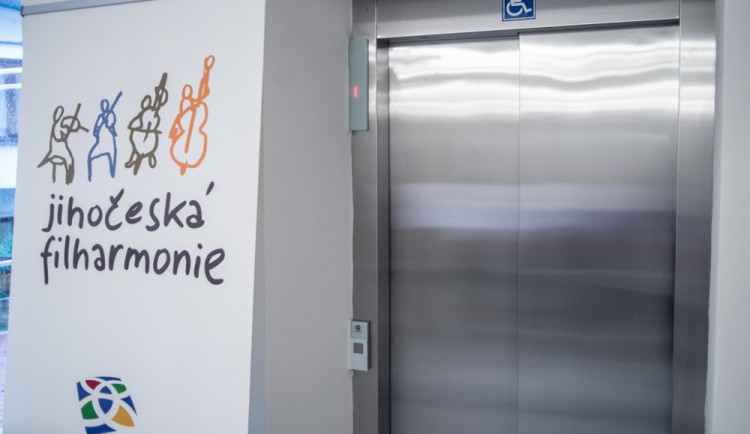 Jihočeská filharmonie představila upravené prostory. Důležitou novinkou je výtah pro vozíčkáře