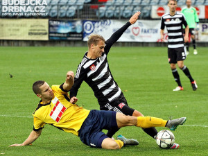 Hostující Jan Schaffartzik zastavuje skluzem Patrika Čavoše