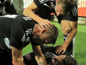 Střelec Richard Kalod oslavovaný svými spoluhráči