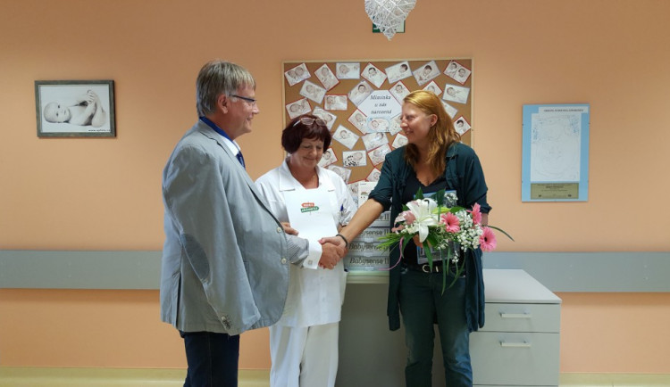 Na snímku pebírá monitory dechu ředitel strakonické nemocnice Tomáš Fiala od Miloslavy Stibůrkové, regionální manažerky Nadace Křižovatka pro Čechy