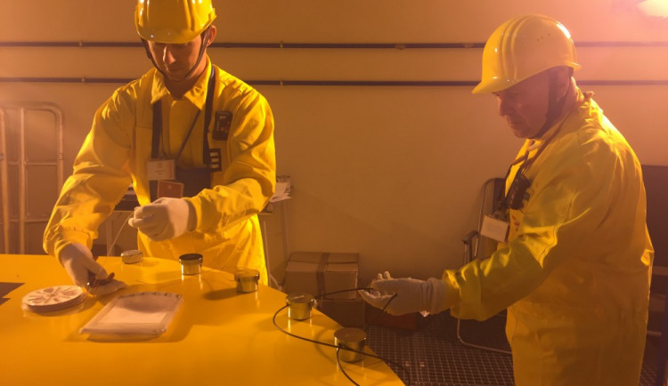 Instalace kovové a optické plomby na třetí víko kontejneru