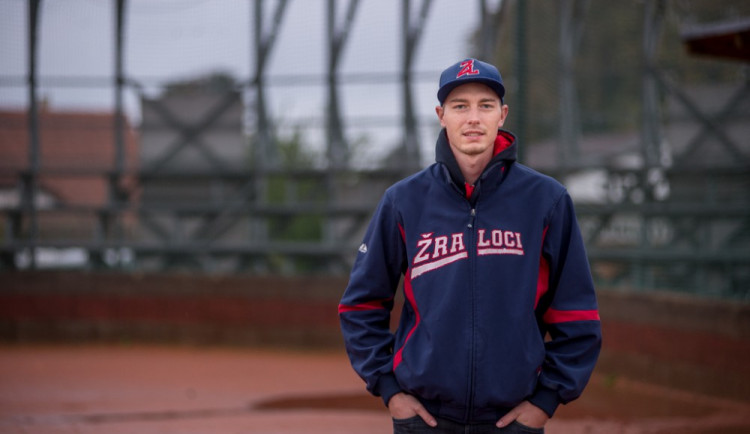 Trenér hráček Ledenic Aleš Pavel v domácí zátoce, kde příští víkend budou na své diváky softbalistky spoléhat.