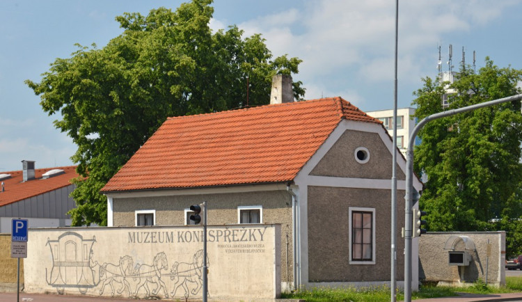 České Budějovice objektivem Milana Bindera a perem Martina Maršíka: Strážní domek předběhl kostel