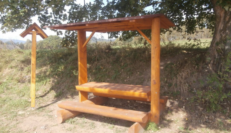 Informační cedule a lavičky