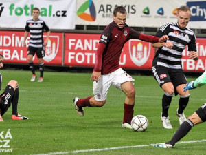 Jedna z velkých šancí Matěje Pulkraba. Zdeněk Křížek ale předváděl neskutečné zákroky