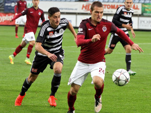 Sparťana Matěje Pulkraba pronásleduje Jiří Funda