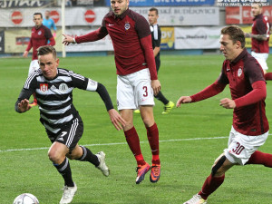 Petr Benát (u míče) společně s Michalem Kadlecem a Lukášem Julišem