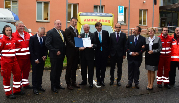 Společné foto jihočeských a dolnorakouských záchranářů