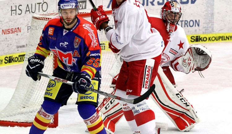 Proti Slavii se gólově prosadil i Tomáš Nouza (na snímku před hostujícím gólmanem Frodlem bráněný Mihou Štebihem)