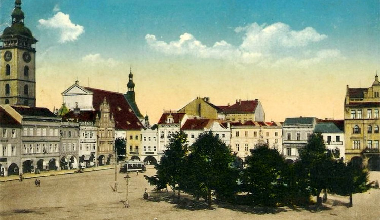 Náměstí před rokem 1936 s vegetací kolem Samsonovy kašny. Stromy nestačily Samsona přerůst, poněvadž byly v roce 1938 odstraněny