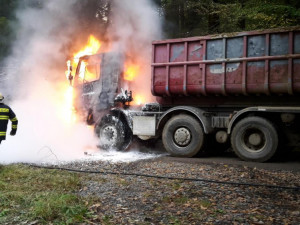U Českého Krumlova hořel v pátek kamion, řidič vyvázl bez zranění