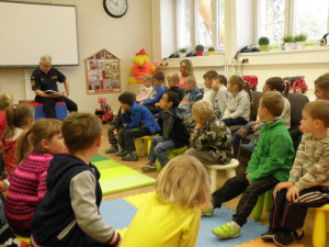 Děti si vyslechly hasičské pohádky přímo od hasičů