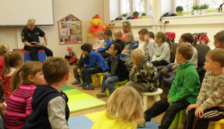 Hasiči četli dětem pohádky