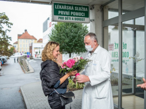 Vendula Pizingerová a primář Dětského oddělení Vladimír Smrčka