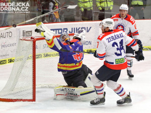Ondřej Bláha ztratil při tomto zákroku hokejku