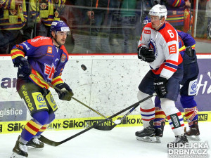 Martinové Heřman a Lojek sledují letící kotouč