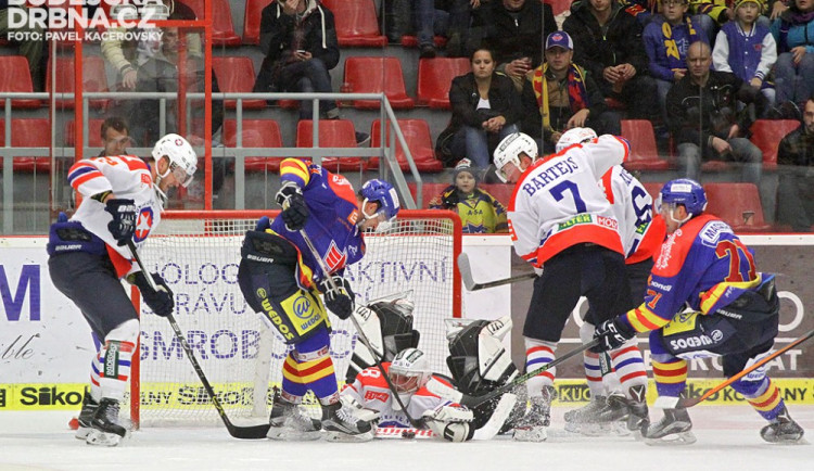 O jeden gólový zápis se postaral domácí Miloslav Čermák (na snímku před třebíčským gólmanem Svobodou)