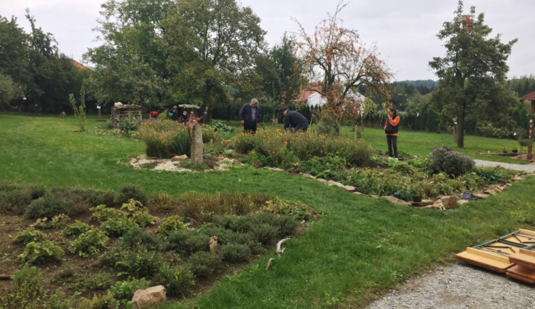V chelčickém domově pro zdravotně postižení zazimovali zahradu, přitom představili bezbariérové úpravy