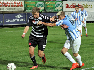 Autor třetího gólu Richard Kalod proniká přes Aleše Ruse