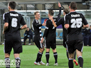 Radost fotbalistů Dynama po gólu Petra Benáta