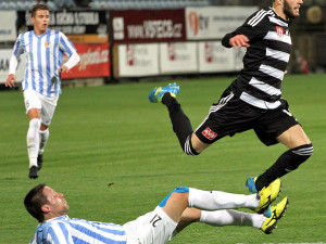 Roman Wermke faulovaný Alešem Schusterem