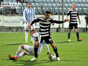 Střídajícího Jakuba Peška se snaží zastavit David Štrombach