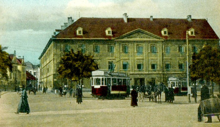 Klasicistní Mariánské kasárny z roku 1844 na nároží Mariánského náměstí a Husovy třídy
